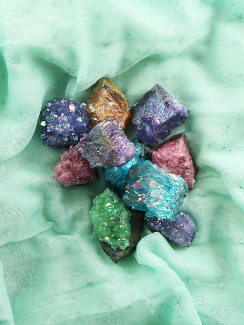 Coloured Aura Clusters